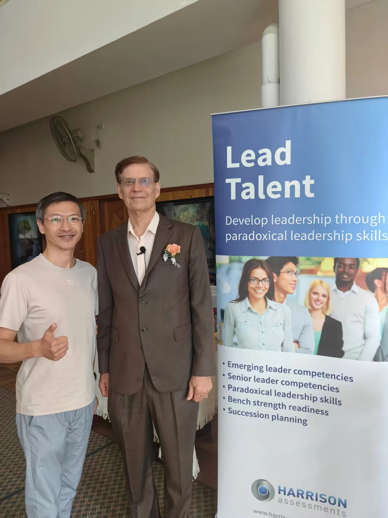 睿观咨询合伙人 Luke Liu 与 Dr. Dan Harrison 合影